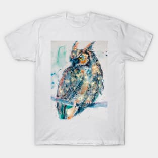 Great horned owl in gold T-Shirt